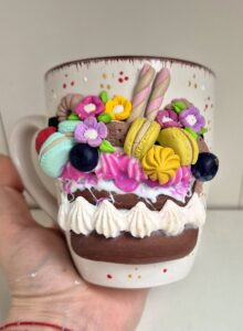 полимерна глина, оригинален подарък за жена, арт чаша с декорация.чаша с макарони, декорация с цветя от глина, уникални чаши за кафе, подарък за любител на сладкото. ​#ръчнаизработка #полимернаглина #handmadebulgaria #артподарък #чашасдекорация #сладкоизкушение #polymerclaymug ​