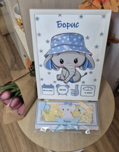 Персонализирана визитка за момче със слонче в бяла рамка и картичка за спомен".
"Търсите уникален подарък за новородено? Поръчайте персонализирана метрика с име, дата и час на раждане.