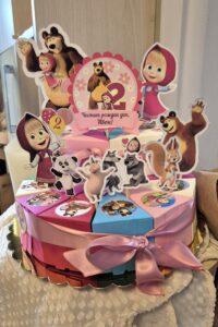 картонена торта, торта за детска градина, парти артикули Маша и Мечока, детски рожден ден украса, кутийки за почерпка, тематична картонена 