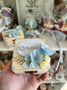 Дървени кутийки за кръщене с декорация сухи цветя и надпис 