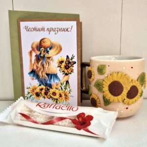 Ръчно изработена чаша полимерна глина, ръчно изработена картичка с плик и бонбони за повече сладост
