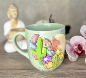 Ръчно декорирана чаша с полимерна глина, кактуси и макарони