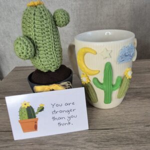 Подаръчен комплект "Cactus Hug" – Декорирана чаша и плетено амигуруми