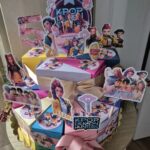 Персонализирана картонена торта  K pop.
Истински хит.
Тема за един незабравим спомен  "Рожден ден"