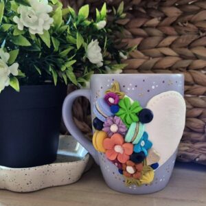 Ръчно изработена чаша с полимерна глина „Макарони“ foxyartcup.com ​Уникална ръчно декорирана чаша с полимерна глина. Перфектният оригинален подарък за жена. Поръчайте уникален дизайн с макарони и цветя! ​ръчно изработена чаша, чаша с полимерна глина, оригинален подарък за жена, уникални чаши с декорация, подарък за рожден ден, арт чаши. ​Идеи за привличане на повече клиенти ​Социални мрежи (Reels/TikTok): Направете кратко видео (до 15 секунди) на забавен каданс, показващо детайлите на чашата под естествена светлина, или процес на изработка на някой от макароните.